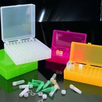 Æske til fryseopb. neon grøn til 50 stk.1.5/2.0 ml mikrorør. Autoklaverbar.71x153x53 mm