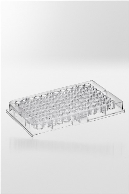 Mikrotiterplade klar PS 96 brønde V-form 300 µl. Steril R. Max 4.500g.