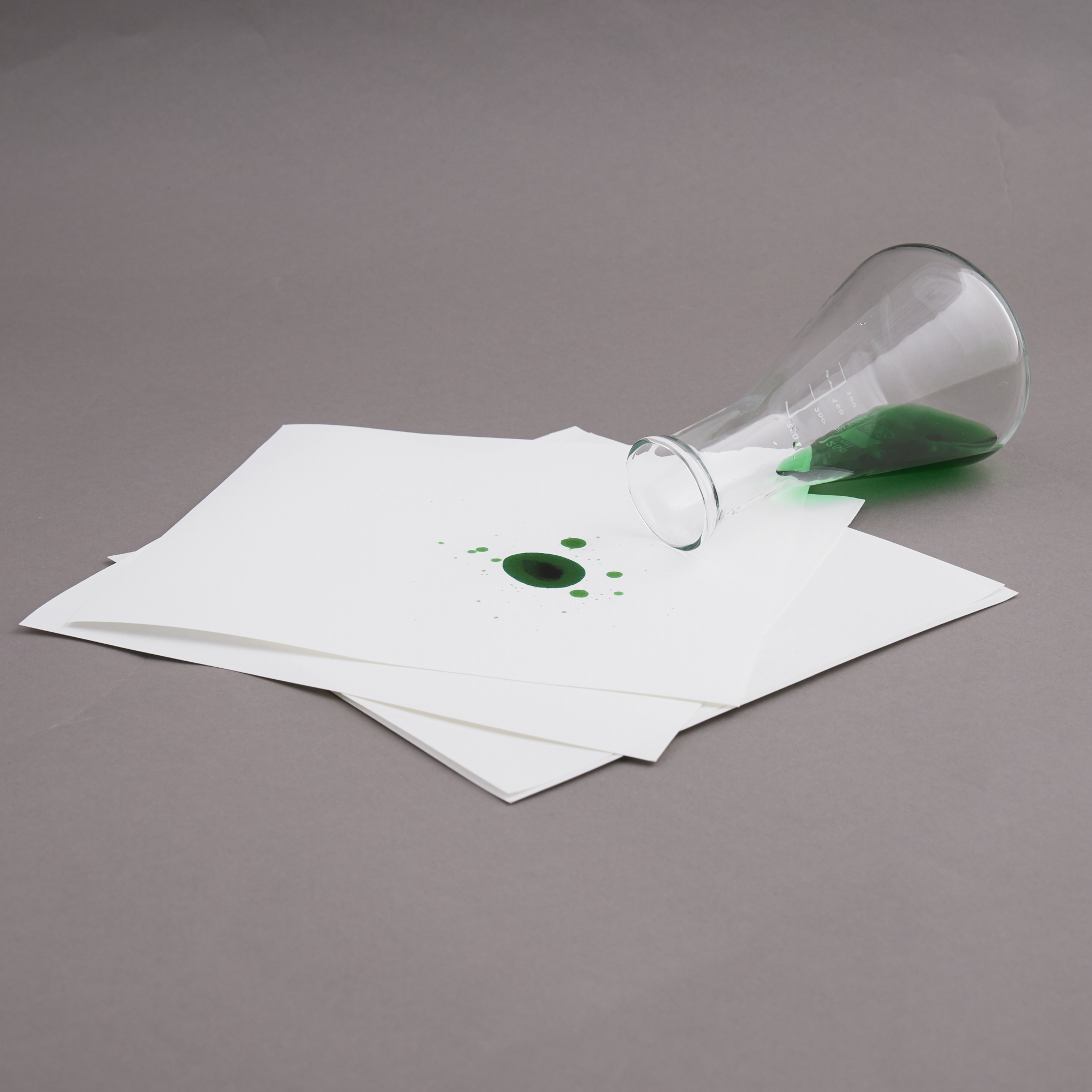Surface protection paper MN 210 PE. PE-coated 48 cm x 60 cm. Pack of 100 pieces