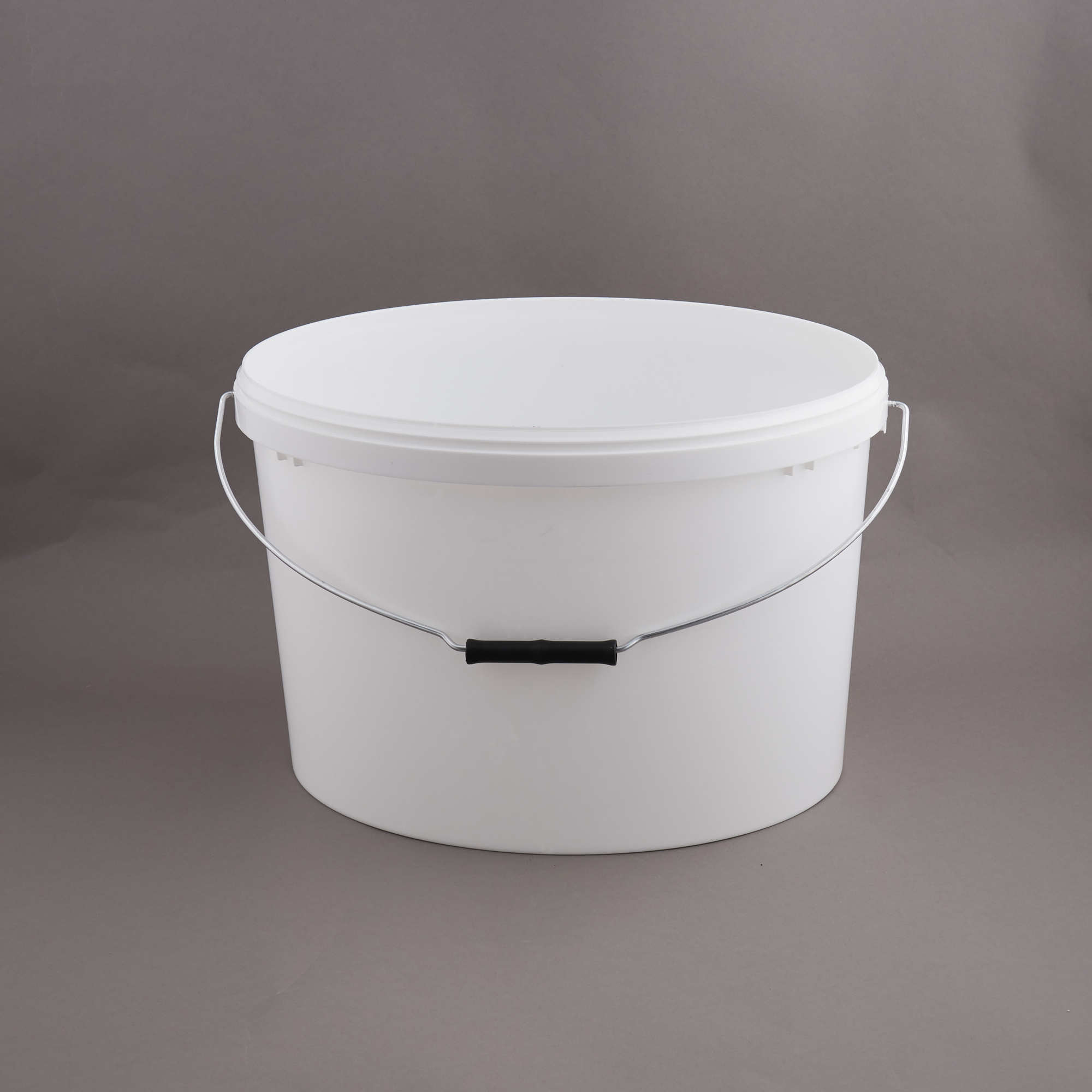 Oval plastspand 18.1 liter hvid PP med hank u/låg Ø 390x 300 mm i top - H 268 mm. Groku
