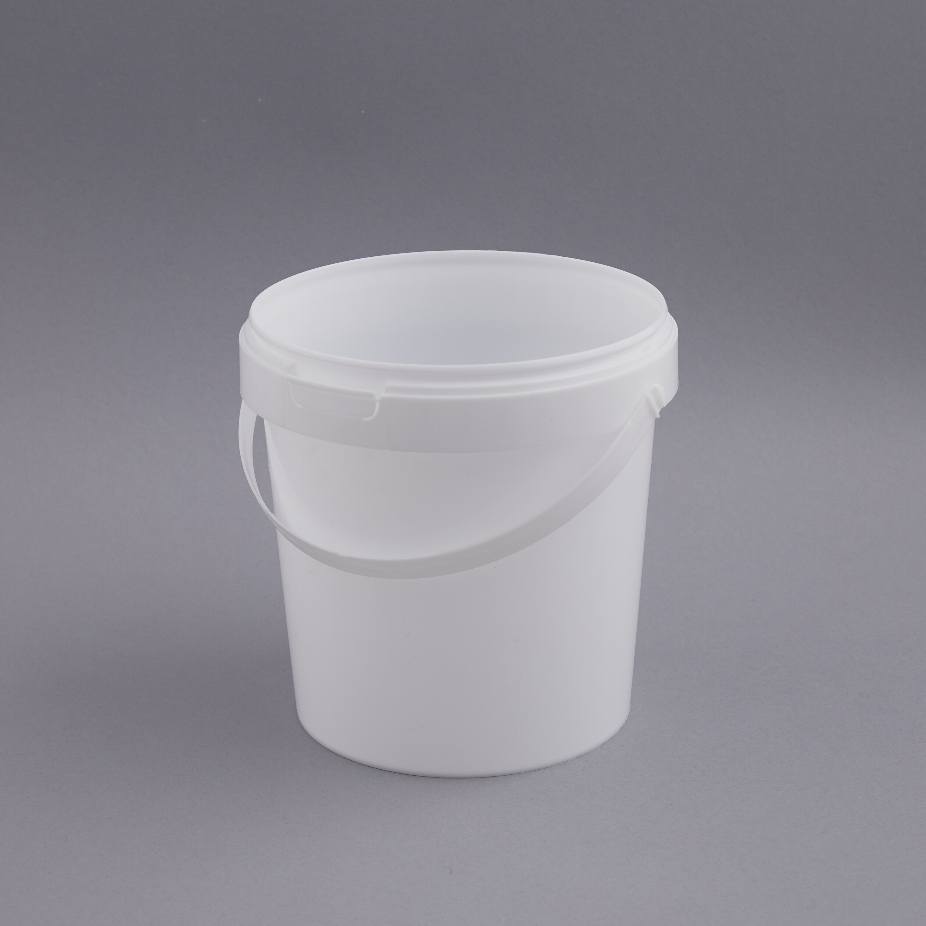 Plastspand 1180 ml  hvid PP  med hank  u/låg ø 132/133 mm h. 131.5 mm. Groku
