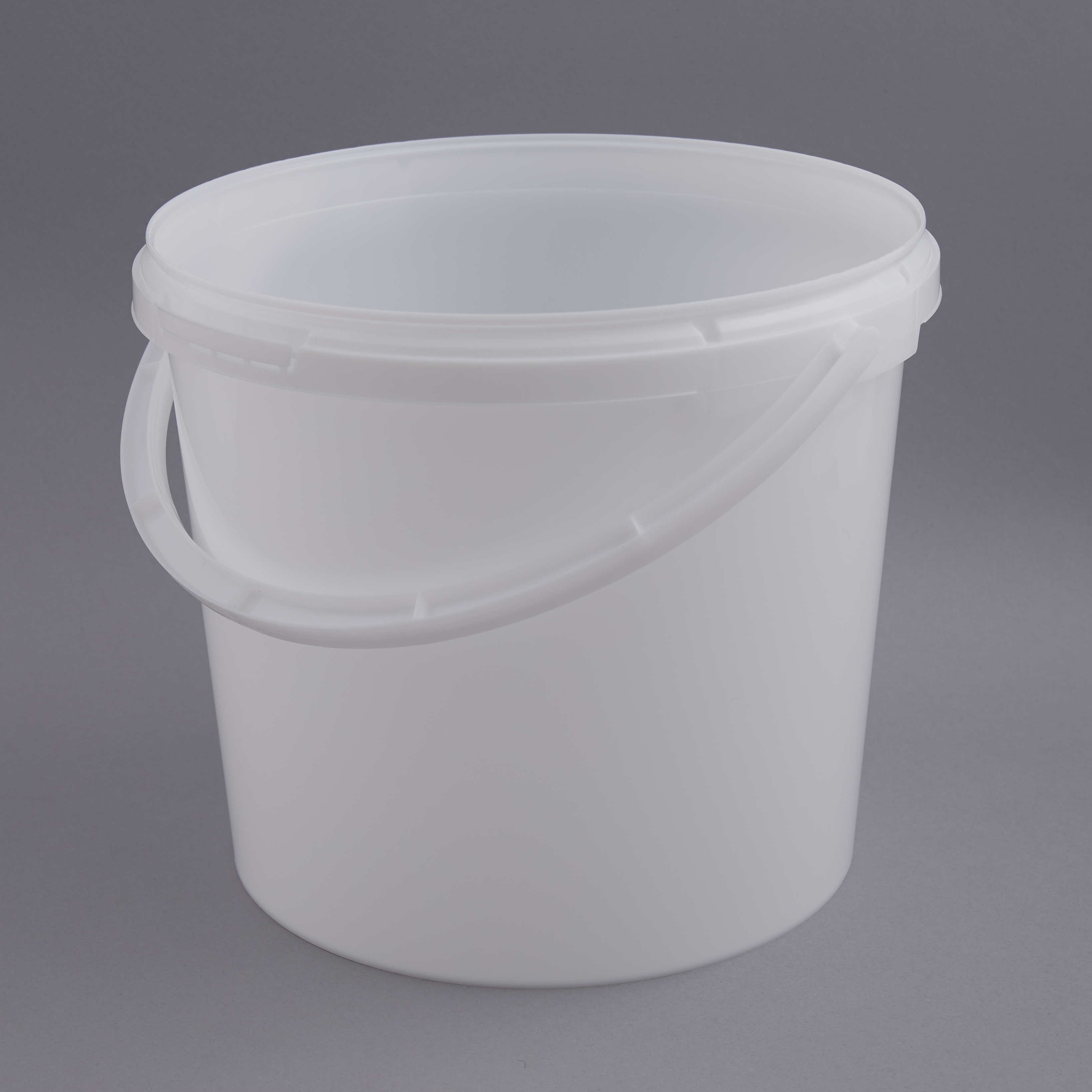Plastspand  5.6 liter hvid PP m. plast hank  u/låg ø 227/189 mm h: 195 mm. Groku