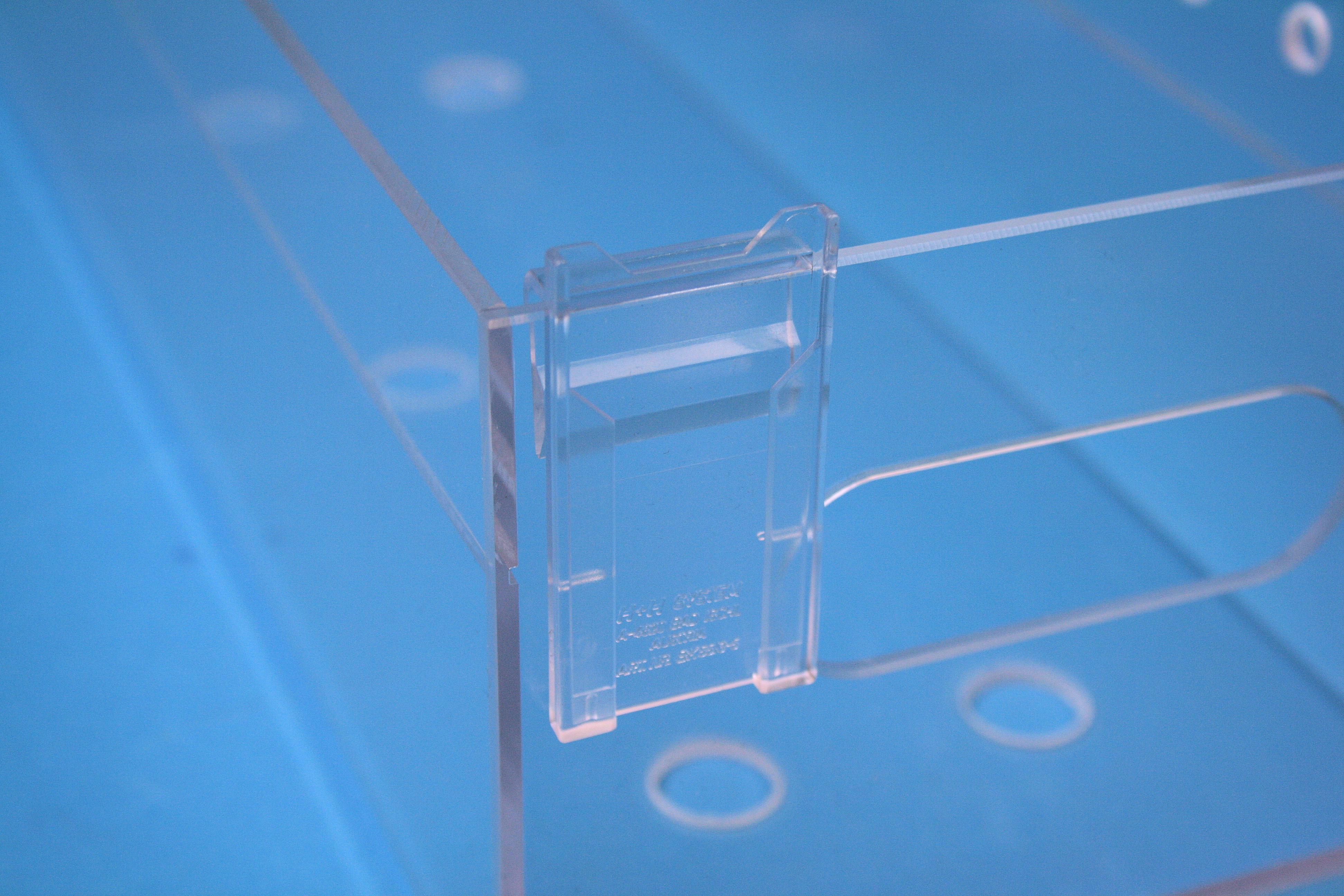 Clip-on holder for mærkningsskilte